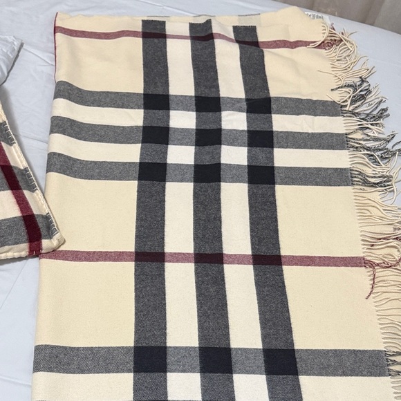 Burberry Throw and Pillow set - Picture 5 of 9